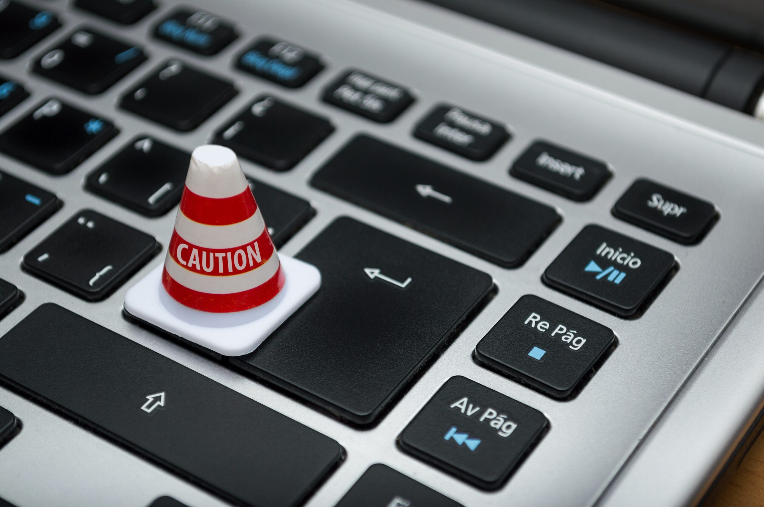 teclado com cone escrito