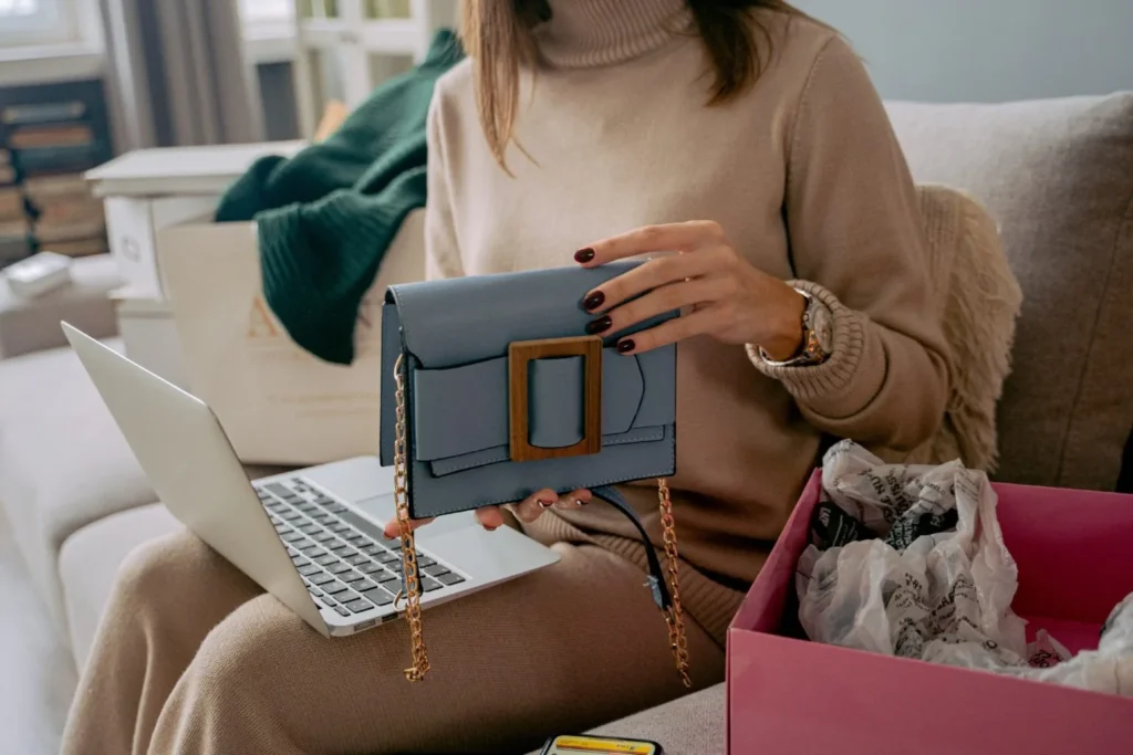 mulher fazendo compras por meio da internet