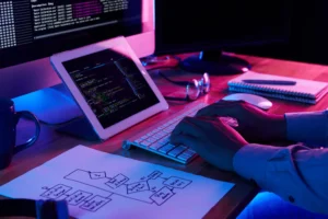 pessoa utilizando códigos no computador