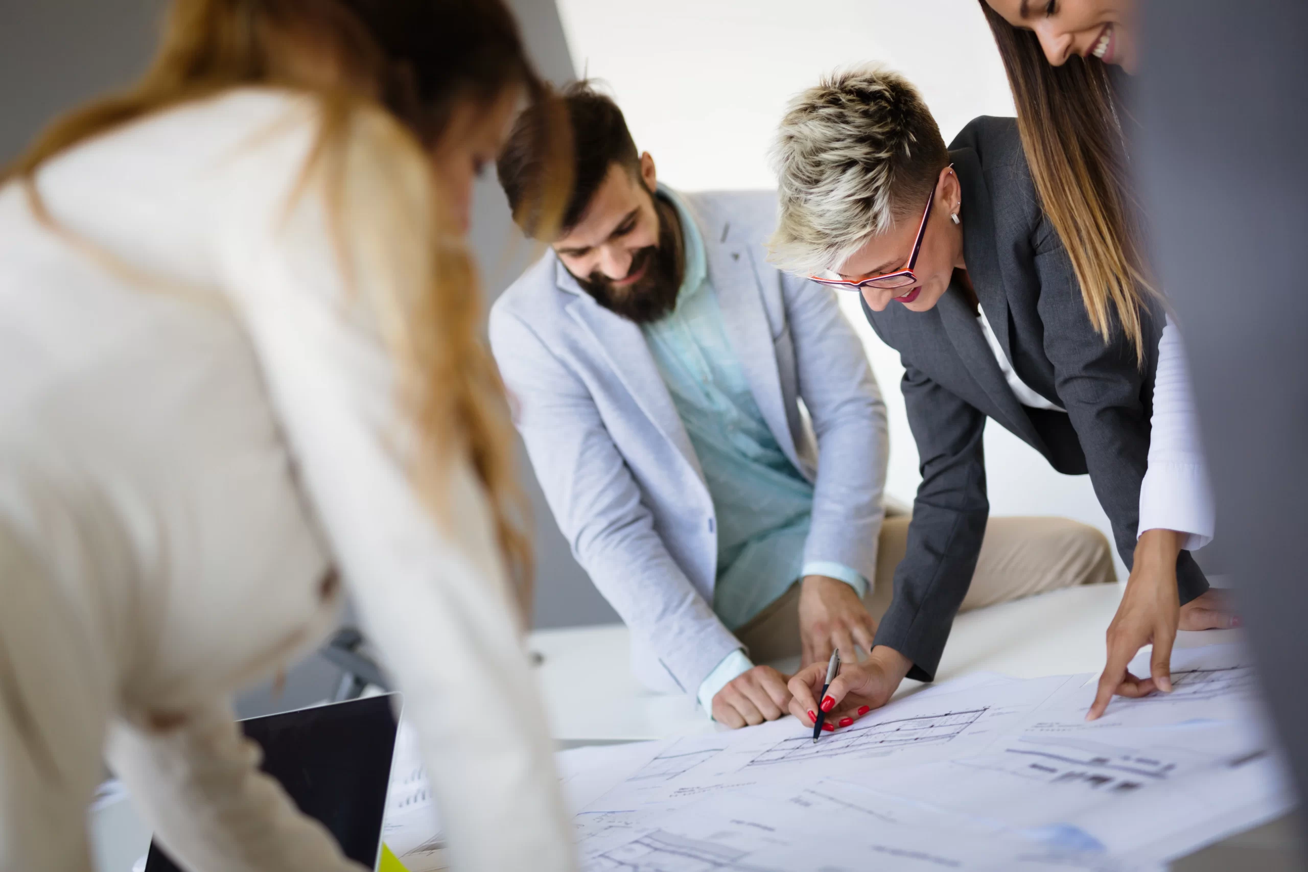 grupo de colaboradores trabalhando